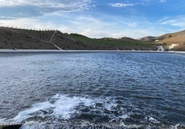 Imagen de la balsa en la que se mezclan las aguas regeneradas con las del pantano de La Viñuela.