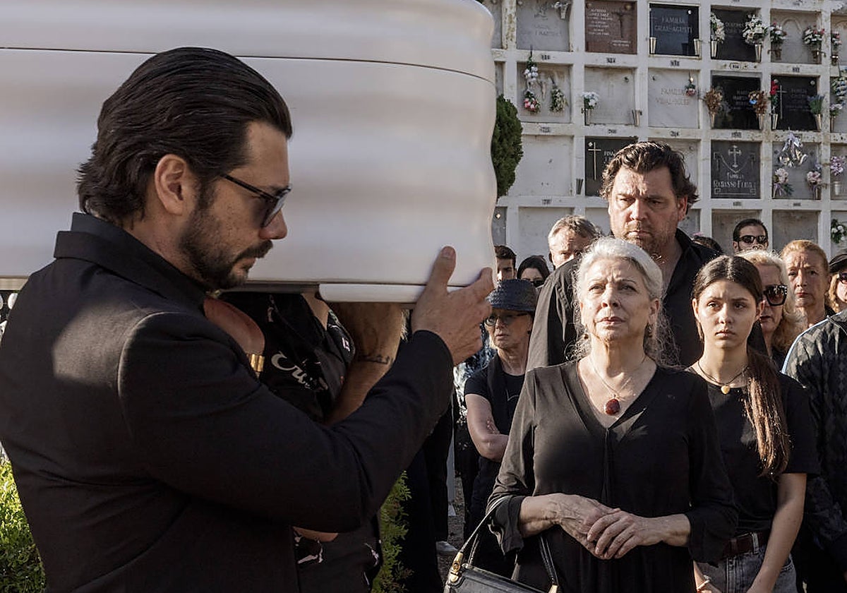 Alvaro Morte, Kiti Mánver y Hovik Keuchkerian, protagonistas de 'Dos tumbas'.