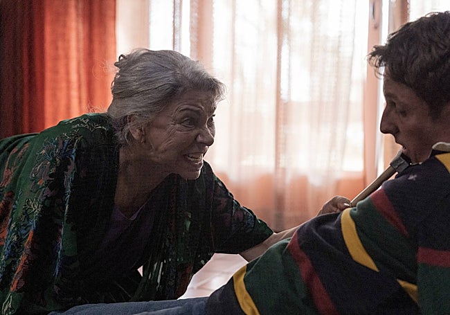 Kiti Mánver, en una agresiva escena con el también malagueño Carlos Scholz.