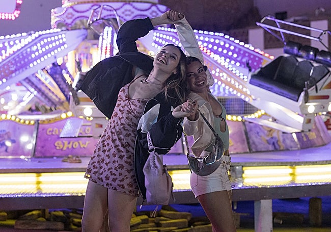 Las dos adolescentes que desaparecen y desencadenan la trama de esta serie.