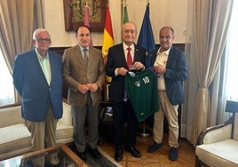 Daniel Pastor (derecha), en compañía de Javier González de Lara, fue recibido hace pocos días por el alcalde de Málaga, al que entregó una camiseta del CD Málaga 1903.