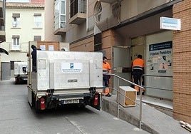 Los cambiones de los Servicios Operativos trasladando el mobiliario de la oficina de Objetos Perdidos.