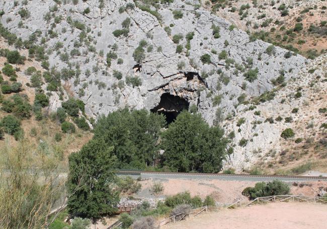 Vista panorámica de la Cueva del Gato.