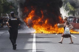 La primera jornada de huelga de los trabajadores del sector del metal en Cádiz se saldó con incidentes y altercados con la Policía.