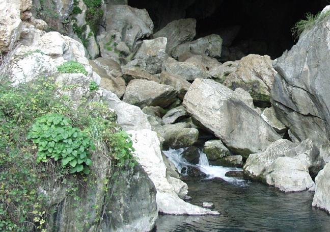 Está prohibido el acceso a la cueva.