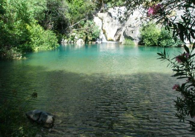 Esta poza tiene su origen en el río Gaduares.
