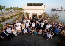 jugadores, técnicos, directivos y empleados del Unicaja en la terraza del restaurante Trocadero.