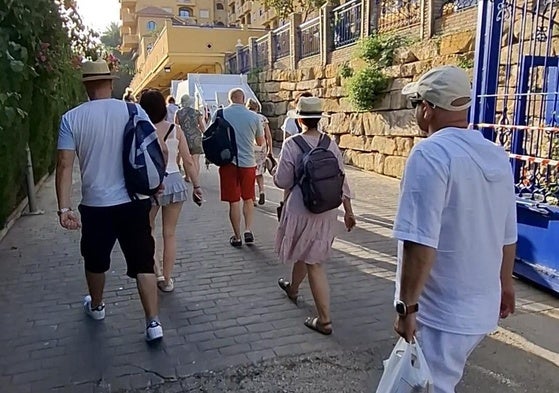 Turistas alojados en el hotel Vivemar de Benalmádena Costa, entrando por el garaje al establecimiento.