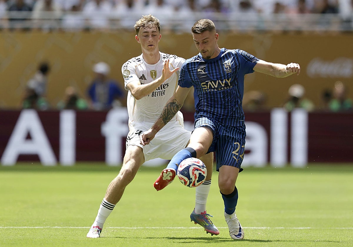 Huijsen presiona a Milinkovic-Savic, en el partido en Miami de este miércoles.