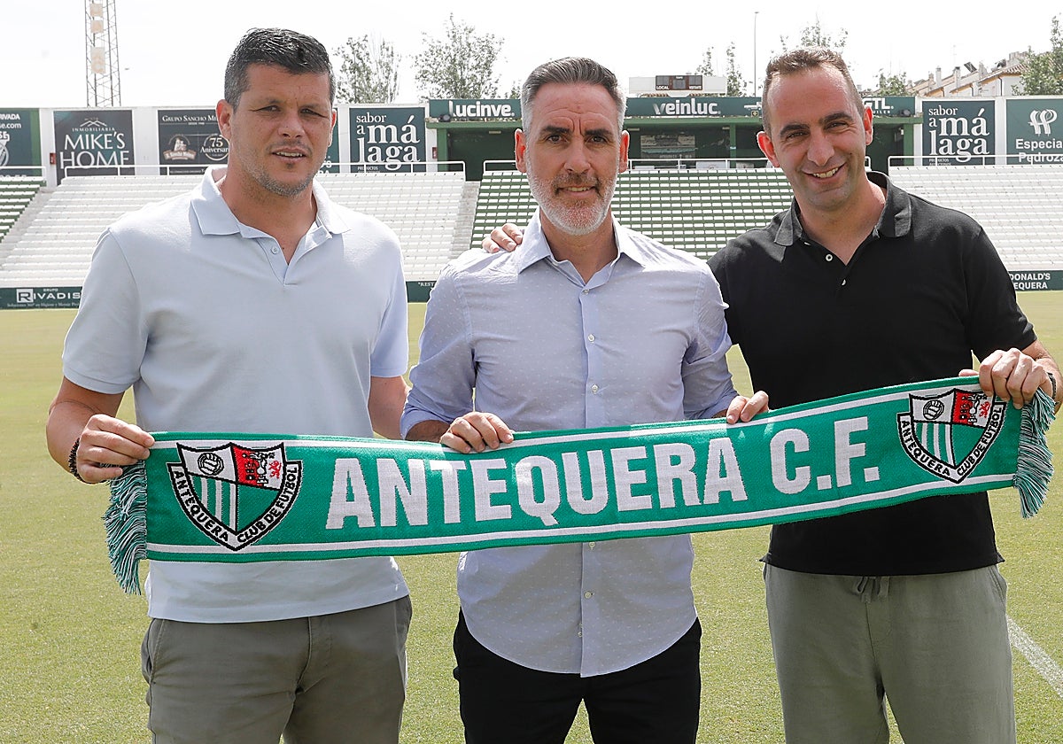 Álvaro Silva, Abel Gómez y Alberto Aguilar presentando al nuevo técnico en el césped de El Maulí