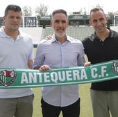 Álvaro Silva, Abel Gómez y Alberto Aguilar presentando al nuevo técnico en el césped de El Maulí