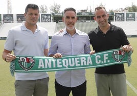 Álvaro Silva, Abel Gómez y Alberto Aguilar presentando al nuevo técnico en el césped de El Maulí