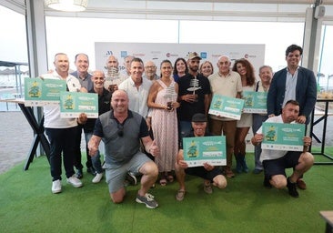 Foto de familia de finalistas y organizadores en el chiringuito Perujo Playa.
