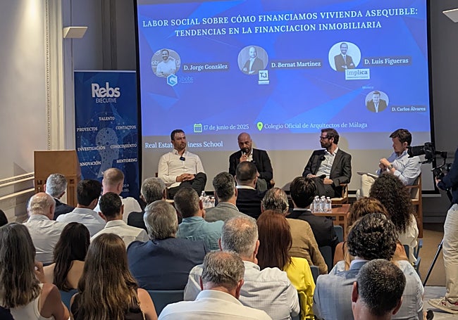 Los expertos debaten sobre la financiación de la vivienda asequible.