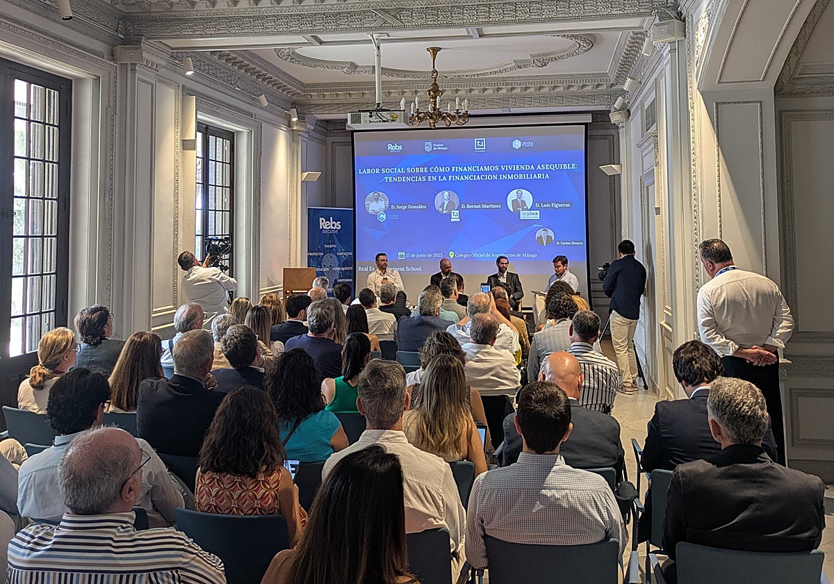 Bernat Martínez, Jorge González y Luis Figuras, durante la primera mesa redonda del foro.