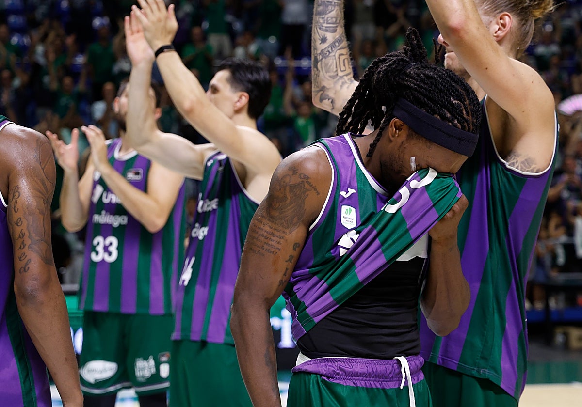 Perry se seca las lágrimas al final del partido.