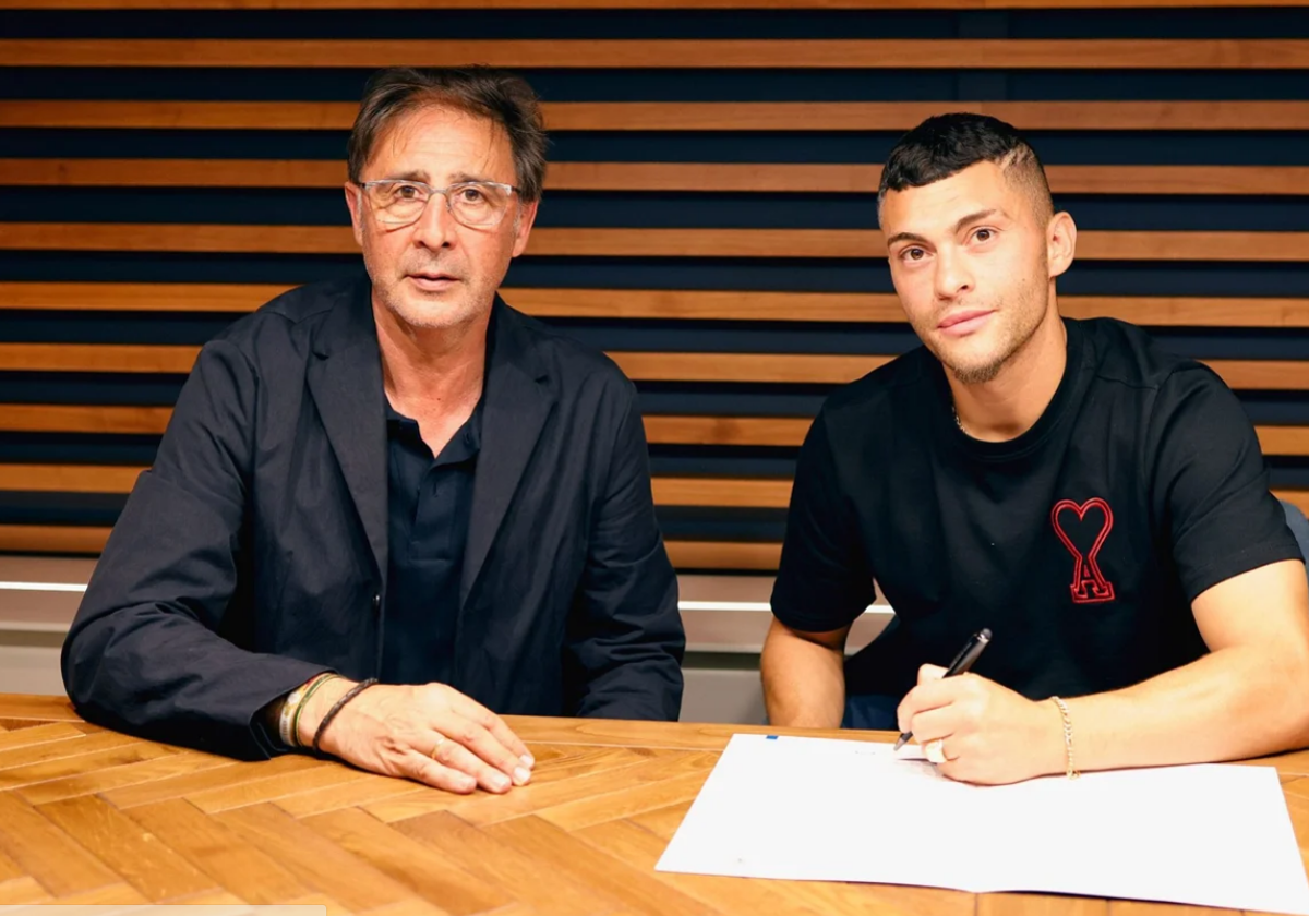 Loren Juarros y Rahmani, durante la firma del contrato de este el 29 de agosto.