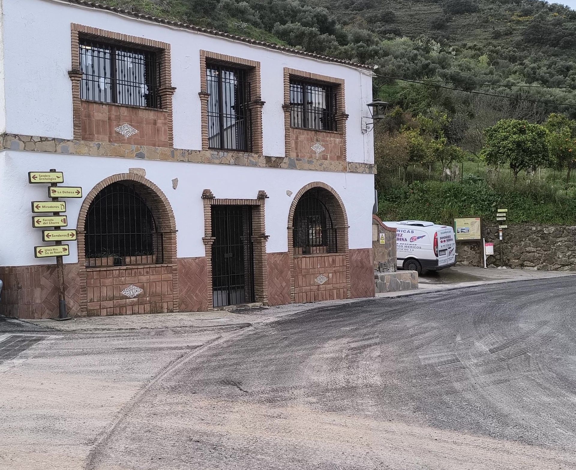 Entrada al paso ferroviario subterráneo.