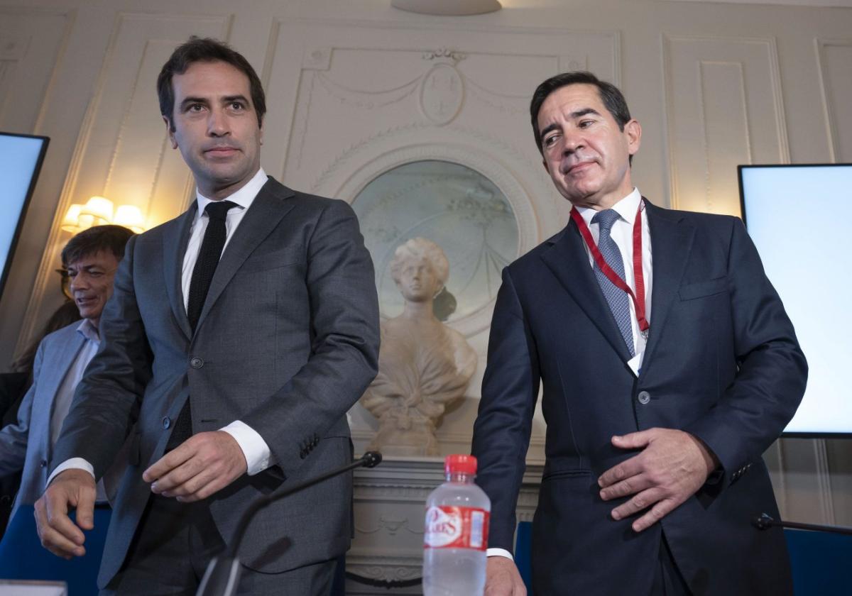 El ministro de Economía, Carlos Cuerpo, junto al presidente de BBVA, Carlos Torres, hace un año en un foro en Santander.