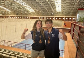 Celia de Lara y Alejandro Fojtasek posan con sus medallas en el Pabellón de la UMA.