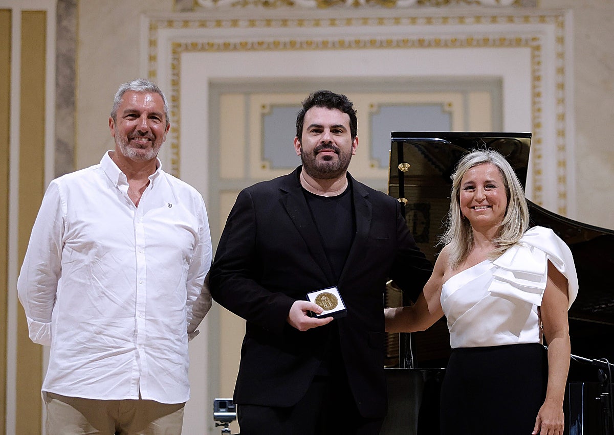 Imagen secundaria 1 - Ojeda y Coronas, y las Medallas del Ateneo a Arturo Díez Boscovich y Fernando Orellana.