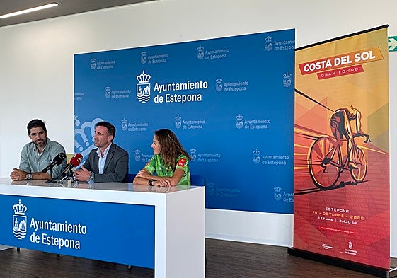De izquierda a derecha, Felipe Toledo, Luis Gil y Natalia Fischer, en la presentación de la marcha cicloturista Costa del Sol Gran Fondo.