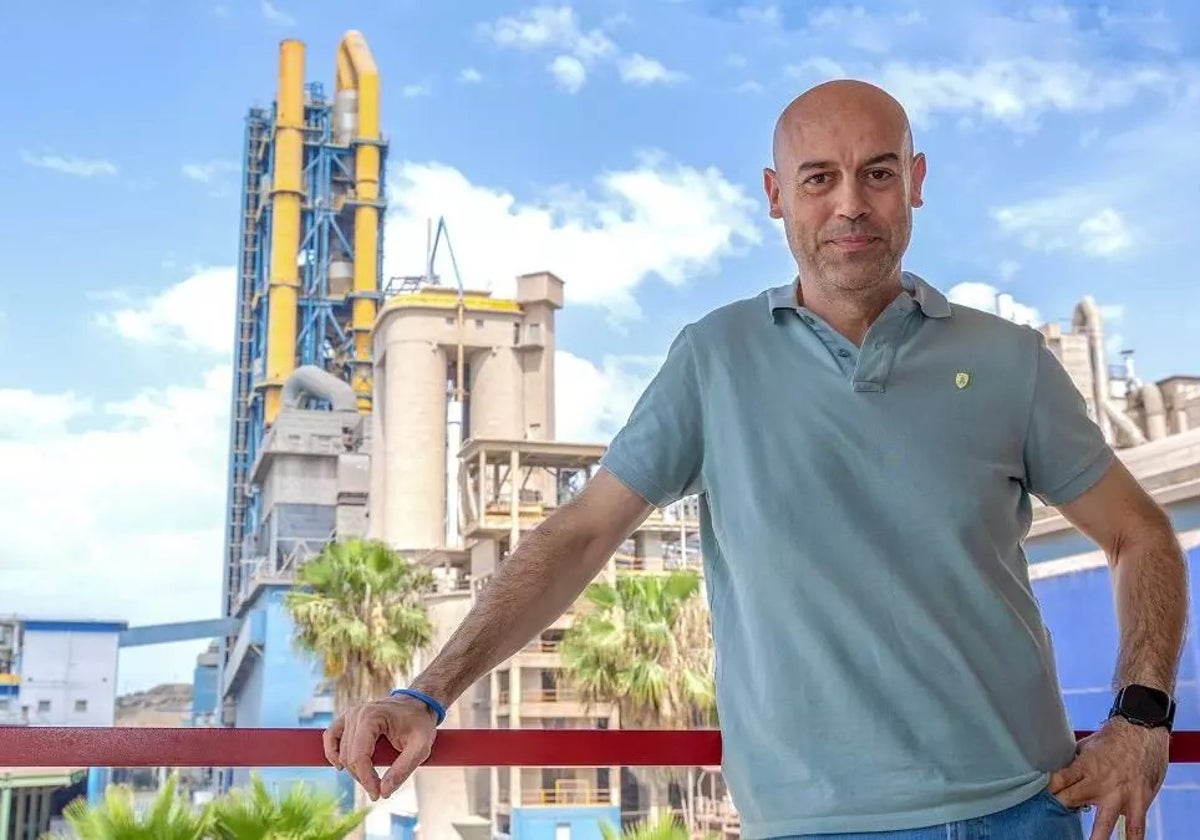 El nuevo director de la cementera de La Araña, Pablo Viedma.