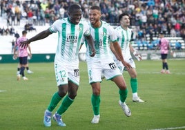 Fomeyem celebra un gol con el Antequera.