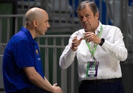 Joan Peñarroya y Juanma Rodríguez charlan antes de un partido.