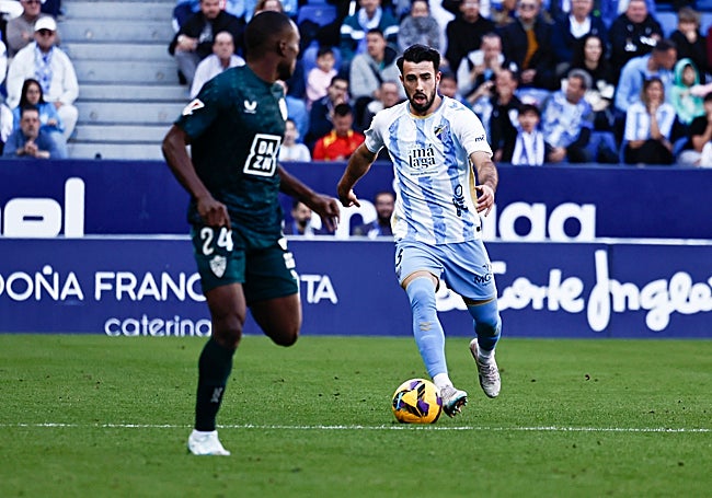 Puga conduce con el balón en el partido frente al Almería.