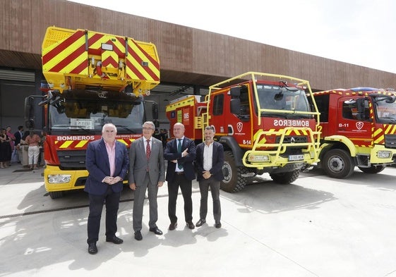 Marmolejo, Salado, Barón y Rosas ante la flota de vehículos