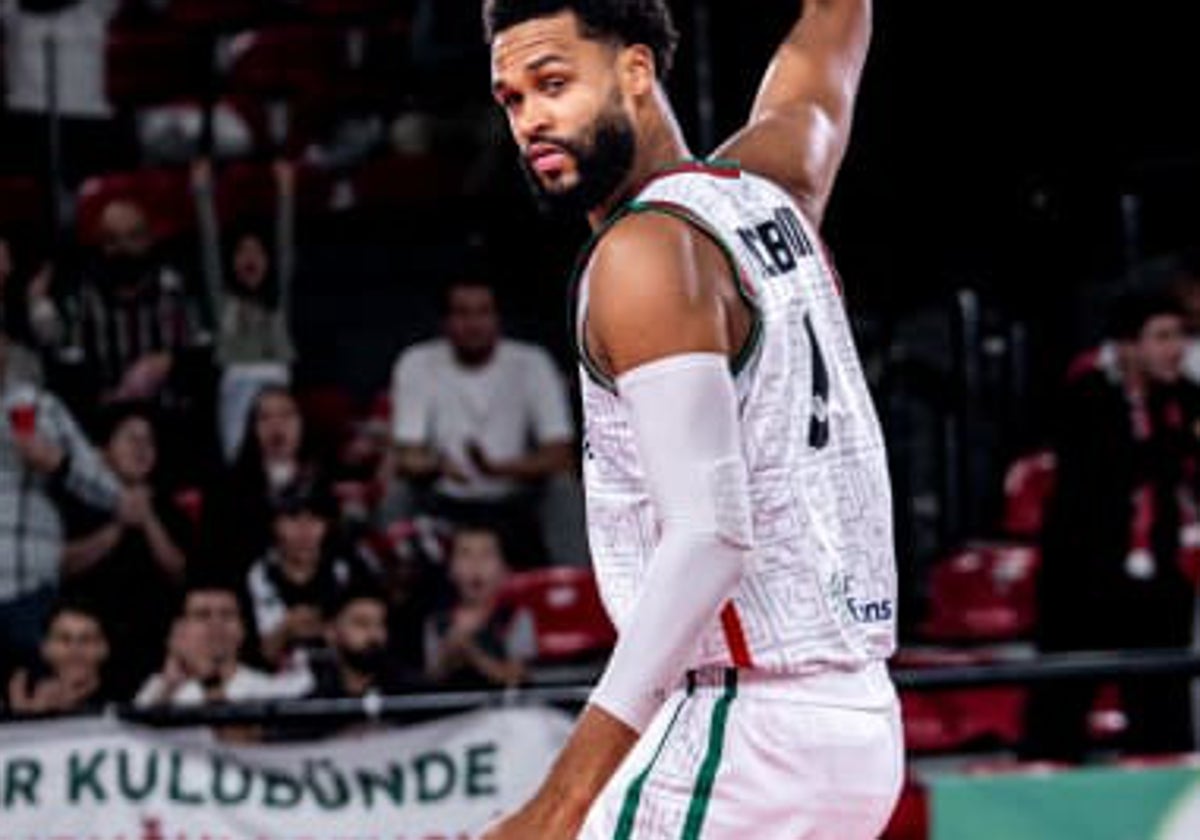 James Webb con la camiseta del Karsiyaka.