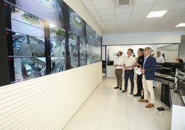 El concejal del ramo, José Eduardo Díaz observando las nuevas pantallas.