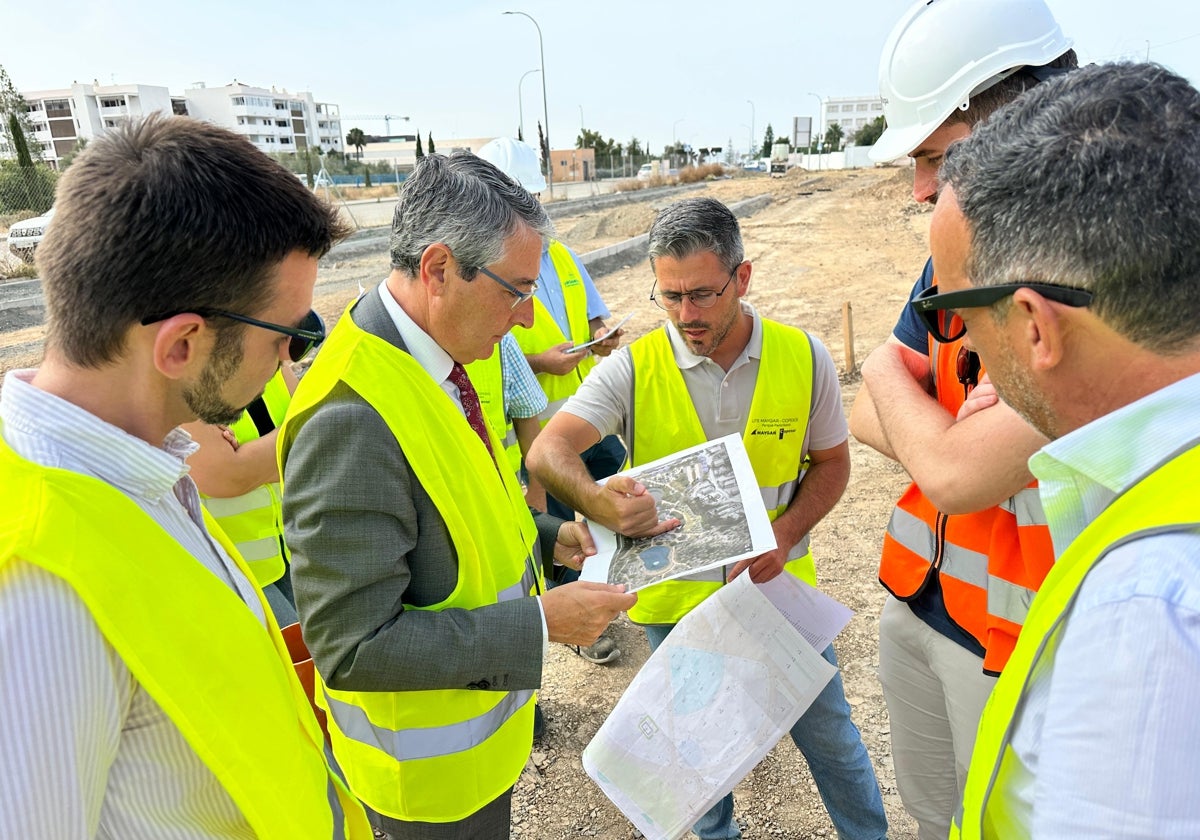 El alcalde, con concejales y responsables técnicos del proyecto.