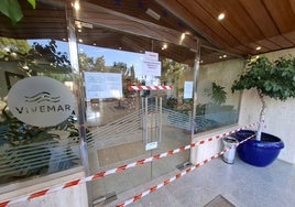 Puerta principal del hotel Vivemar, precintada por la Policía.