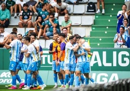 Los jugadores del Málaga celebran el gol de Antoñito en el primer partido de esta última temporada, en A Malata frente al Ferrol.