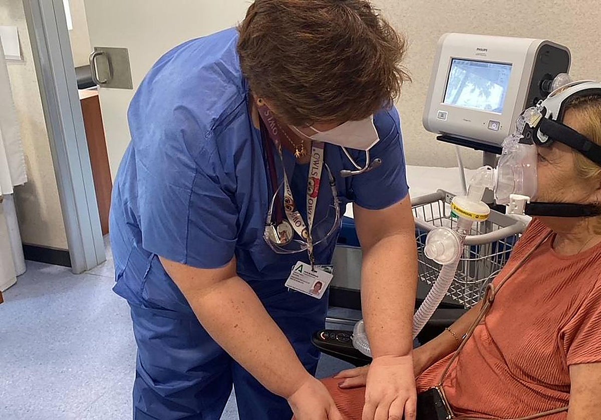 Una profesional del Hospital Regional atiende a una enferma.