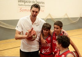 Pau Gasol, con los niños del club de San Roque.