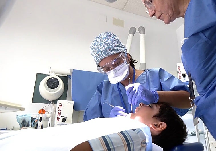 Dentistas atienden a un menor.