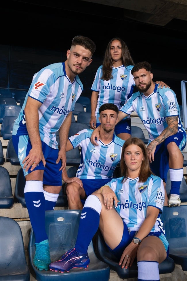 Los jugadores de los primeros equipos del Málaga posan con la equipación completa en La Rosaleda.
