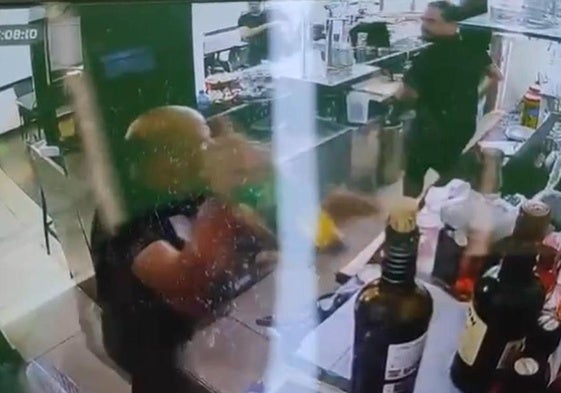 Amenaza de muerte a un frutero de Marbella y se apuñala a sí mismo hasta quedar crítico