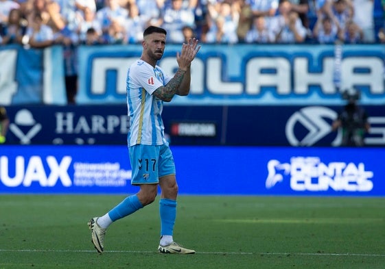Dioni se marcha ovacionado por la afición del Málaga en su último partido como blanquiazul.
