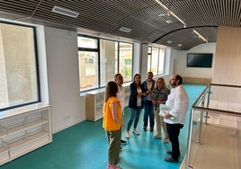 La alcaldesa y parte de su equipo visitando las nuevas instalaciones.