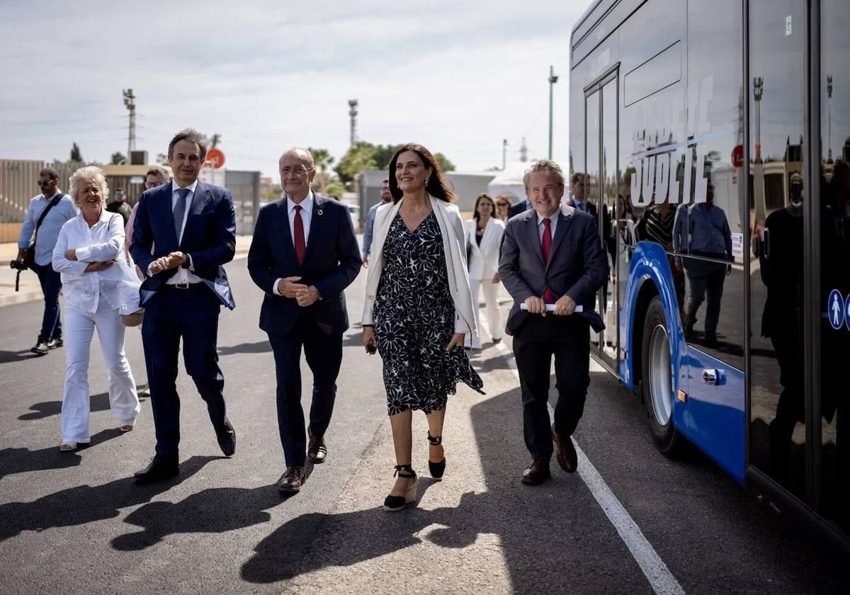 Autoridades en las instalaciones de la EMT junto a la Feria.
