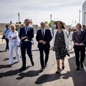 Autoridades en las instalaciones de la EMT junto a la Feria.