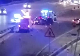 Un conductor pierde el control del coche y destroza varias barreras de la autopista de peaje de Marbella
