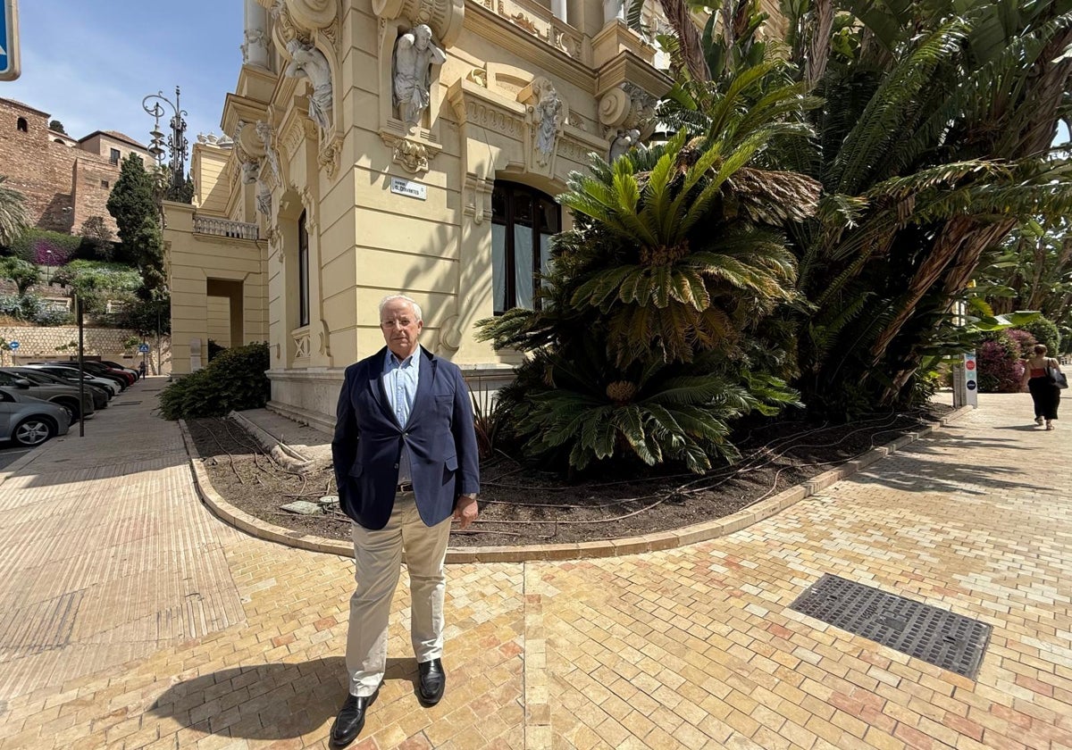 El hasta ahora director general de Economía del Ayuntamiento de Málaga, Rafael Sequeira, en el ala oeste de la Casona, donde se encuentra el área en el que ha trabajado más de 40 años.