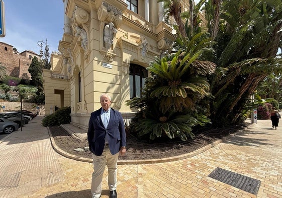 El hasta ahora director general de Economía del Ayuntamiento de Málaga, Rafael Sequeira, en el ala oeste de la Casona, donde se encuentra el área en el que ha trabajado más de 40 años.
