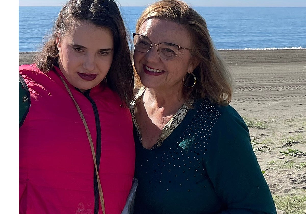 Celia. con su madre Encarnación, en la playa de Rincón de la Victoria.