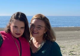Celia. con su madre Encarnación, en la playa de Rincón de la Victoria.